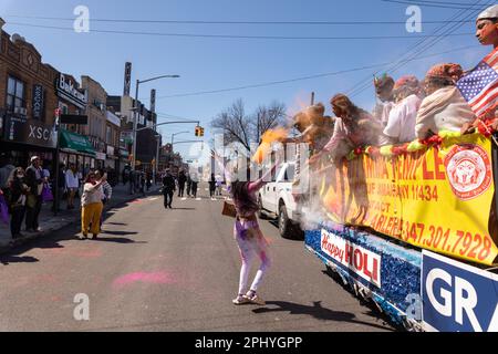 Eine Gruppe von Menschen, die bei der Phagwah Holi Parade 2023 in Queens, NY, Farbpulver auf sich verteilen Stockfoto