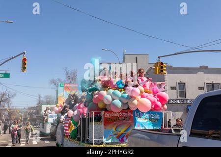 Eine Gruppe von Menschen, die bei der Phagwah Holi Parade 2023 in Queens, NY, Farbpulver auf sich verteilen Stockfoto