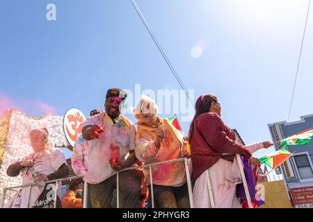 Eine Gruppe von Menschen, die bei der Phagwah Holi Parade 2023 in Queens, NY, Farbpulver auf sich verteilen Stockfoto