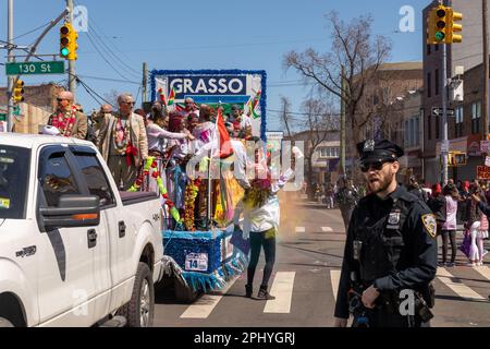 Eine Gruppe von Menschen, die bei der Phagwah Holi Parade 2023 in Queens, NY, Farbpulver auf sich verteilen Stockfoto