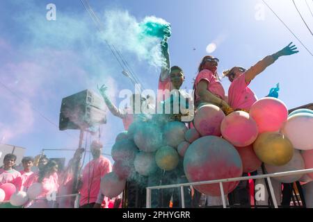 Eine Gruppe von Menschen, die bei der Phagwah Holi Parade 2023 in Queens, NY, Farbpulver auf sich verteilen Stockfoto