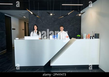 Frau und Mann stehen im Büro Stockfoto