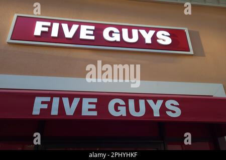 Fünf Leute, die sich in einer Burger-Restaurantkette auf der Plaza Mayor Málaga, Spanien, aufhalten. Stockfoto