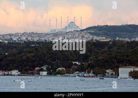 Passagierfähren, die über die Straße des Bosporus, in der Nähe des Uskudar-Viertels, auf der asiatischen Seite von Istanbul, in der Türkei/Turkiye fahren. Stockfoto