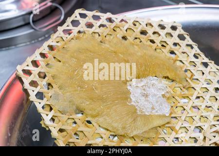 Die Haifischflosse wird am Straßenstand in Bangkok ausgestellt. Beliebte Delikatesse in Thailand. Stockfoto