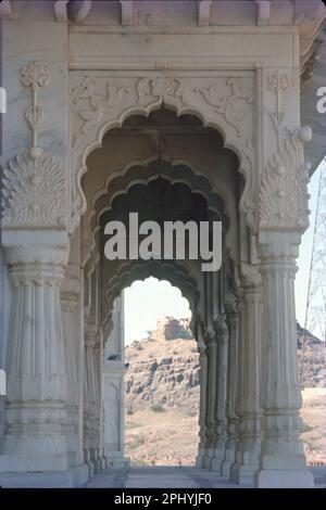 Das Jaswant Thada ist ein Cenotaph in Jodhpur, im indischen Bundesstaat Rajasthan. Es wurde 1899 von Maharaja Sardar Singh vom Staat Jodhpur zum Gedenken an seinen Vater, Maharaja Jaswant Singh II., erbaut und dient als Einäscherungsstätte für die königliche Familie Rajput von Marwar. Stockfoto