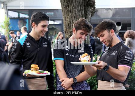 Melbourne, Australien. 30. März 2023. 30. März 2023, Albert Park, Melbourne, FORMEL 1 ROLEX AUSTRALIAN GRAND PRIX 2023, im Bild Esteban Ocon (FRA), BWT Alpine F1 Team, Jack Doohan, Pierre Gasly (FRA), BWT Alpine F1 Team Credit: dpa/Alamy Live News Stockfoto