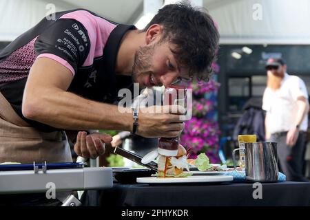 30. März 2023, Albert Park, Melbourne, FORMEL 1 ROLEX AUSTRALIAN GRAND PRIX 2023, auf dem Bild Pierre Gasly (FRA) stellt das BWT Alpine F1 Team einen Hamburger her. Stockfoto