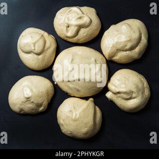 Baiser von oben auf schwarzem Hintergrund Stockfoto