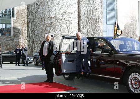 Berlin, Deutschland, 30. März 2023, König Karl III Während der Begrüßung durch Bundeskanzler Olaf Scholz im Kanzleramt. Sven Strick/Alamy Live News Stockfoto