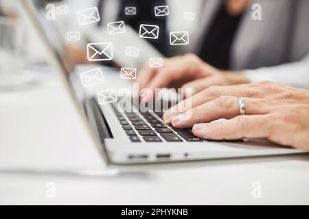 Hände einer Geschäftsfrau, die im Büro viele E-Mails schreibt und empfängt Stockfoto