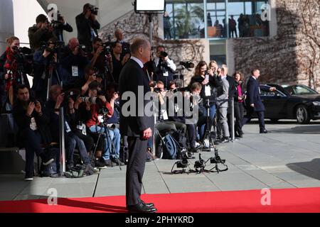 Berlin, 30. März 2023, Bundeskanzler Olaf Scholz während der Begrüßung durch Bundeskanzler Olaf Scholz im Kanzleramt. Sven Strick/Alamy Live News Stockfoto