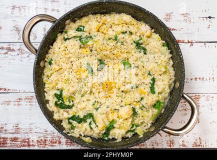 Geräucherter Schellfisch und Lauch-Risotto, von oben Stockfoto