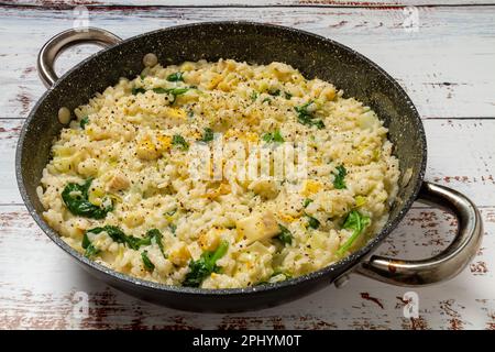 Geräucherter Schellfisch und Risotto aus Lauch, in der Pfanne Stockfoto