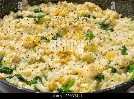 Geräucherter Schellfisch und Lauch-Risotto, Nahaufnahme Stockfoto