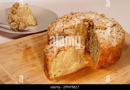 Rhabarberkuchen, in Scheiben geschnitten Stockfoto