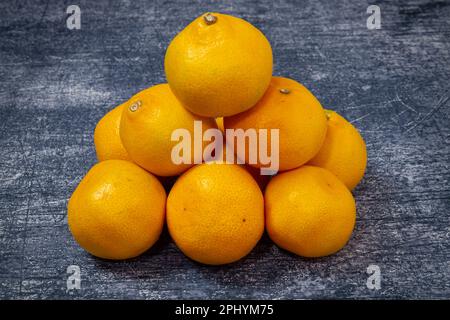 Satsumas in einer Pyramide Stockfoto