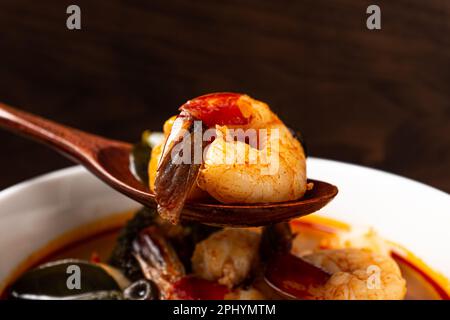 Tom Yum Goong, thailändische Suppe mit Garnelen Stockfoto