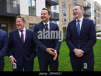 Taoiseach Leo Varadkar (Zentrum), Wohnungsminister Darragh O'Brien (links) und John Coleman, CEO der Landentwicklungsagentur, bei einem Besuch vor Ort, bei dem die neuen Wohnungsprojekte von Cairn Ltd in Delgany, Grafschaft Wicklow, vorgestellt wurden. Foto: Donnerstag, 30. März 2023. Stockfoto