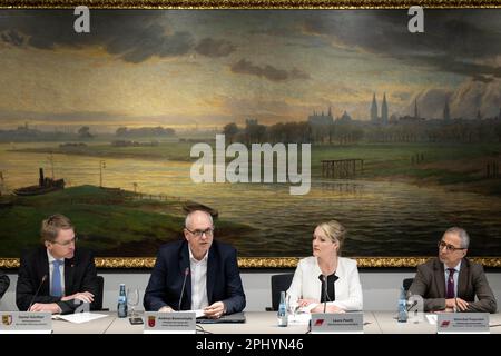 30. März 2023, Bremen: Daniel Günther (CDU, l-r), Ministerpräsident von Schleswig-Holstein, Andreas Bovenschulte (SPD), Bürgermeister von Bremen, Laura Pooth, Bezirkspräsident Nord des DGB, und Mehrdad Payandeh, Präsident des DGB-Bezirks Niedersachsen, Bremen und Sachsen-Anhalt, auf einer Pressekonferenz nach der Norddeutschland-Konferenz (KND). Das KND umfasst die Bundesländer Niedersachsen, Bremen, Hamburg, Schleswig-Holstein und Mecklenburg-Vorpommern. Bremen führt derzeit den Vorsitz. Im KND koordinieren sich die Küsten- und Hafenstaaten seit mehreren Jahren und repräsentieren ihre Kommunikation Stockfoto