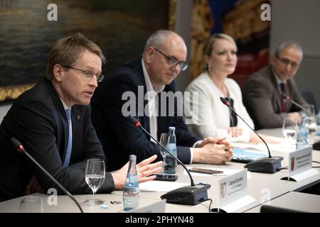 30. März 2023, Bremen: Daniel Günther (CDU, l-r), Ministerpräsident von Schleswig-Holstein, Andreas Bovenschulte (SPD), Bürgermeister von Bremen, Laura Pooth, Bezirkspräsident Nord des DGB, und Mehrdad Payandeh, Präsident des DGB-Bezirks Niedersachsen, Bremen und Sachsen-Anhalt, auf einer Pressekonferenz nach der Norddeutschland-Konferenz (KND). Das KND umfasst die Bundesländer Niedersachsen, Bremen, Hamburg, Schleswig-Holstein und Mecklenburg-Vorpommern. Bremen führt derzeit den Vorsitz. Im KND koordinieren sich die Küsten- und Hafenstaaten seit mehreren Jahren und repräsentieren ihre Kommunikation Stockfoto