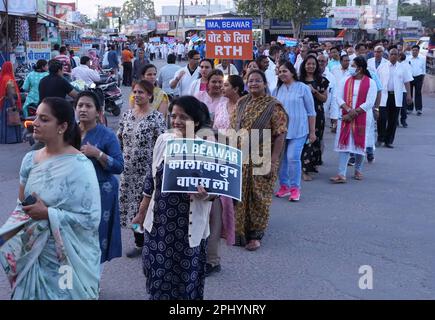 Beawar, Rajasthan, Indien. 27. März 2022. Ärzte und Gesundheitspersonal veranstalten eine Protestkundgebung gegen das Rajasthan-Recht auf Gesundheitsgesetz in Beawar. Der Gesetzentwurf, der am 21. März in der Rajasthan-Versammlung per Stimmabgabe verabschiedet wurde, gibt jedem Bewohner des Staates das Recht auf Notfallbehandlung und -Betreuung „ohne Vorauszahlung der erforderlichen Gebühren oder Gebühren“ durch jede öffentliche Gesundheitseinrichtung, Gesundheitseinrichtung und ausgewiesene Gesundheitszentren. (Kreditbild: © Sumit Saraswat/Pacific Press via ZUMA Press Wire) NUR REDAKTIONELLE VERWENDUNG! Nicht für den kommerziellen GEBRAUCH! Stockfoto