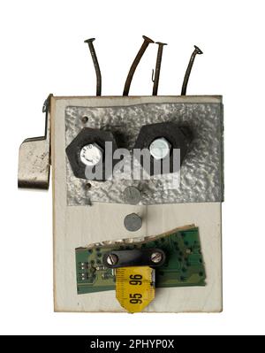 Ein Roboterkopf aus Holz und verschiedenen kleinen industriellen Teilen, isoliert auf weißem Hintergrund Stockfoto
