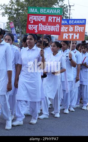 Beawar, Rajasthan, Indien. 27. März 2022. Ärzte und Gesundheitspersonal veranstalten eine Protestkundgebung gegen das Rajasthan-Recht auf Gesundheitsgesetz in Beawar. Der Gesetzentwurf, der am 21. März in der Rajasthan-Versammlung per Stimmabgabe verabschiedet wurde, gibt jedem Bewohner des Staates das Recht auf Notfallbehandlung und -Betreuung „ohne Vorauszahlung der erforderlichen Gebühren oder Gebühren“ durch jede öffentliche Gesundheitseinrichtung, Gesundheitseinrichtung und ausgewiesene Gesundheitszentren. (Kreditbild: © Sumit Saraswat/Pacific Press via ZUMA Press Wire) NUR REDAKTIONELLE VERWENDUNG! Nicht für den kommerziellen GEBRAUCH! Stockfoto