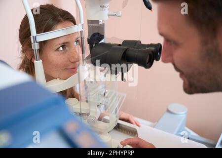 Eine schöne Weiße besucht den Optiker im Krankenhaus Stockfoto