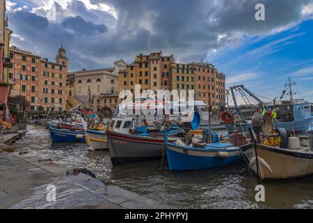 CAMOGLI, ITALIEN, 18. JANUAR 2023 - Blick auf den Yachthafen von Camogli an einem bewölkten Tag, Provinz Genua, Italien. Stockfoto