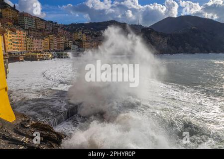 CAMOGLI, ITALIEN, 18. JANUAR 2023 - raues Meer mit einer großen Welle in der Stadt Camogli, Provinz Genua, Italien Stockfoto