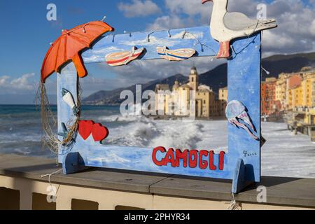 CAMOGLI, ITALIEN, 18. JANUAR 2023 - Camogli im Rahmen mit verschwommenem Hintergrund, Provinz Genua, Italien. Stockfoto