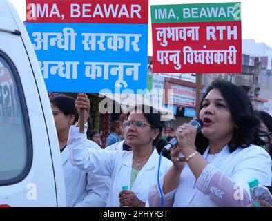 Beawar, Rajasthan, Indien. 27. März 2022. Ärzte und Gesundheitspersonal veranstalten eine Protestkundgebung gegen das Rajasthan-Recht auf Gesundheitsgesetz in Beawar. Der Gesetzentwurf, der am 21. März in der Rajasthan-Versammlung per Stimmabgabe verabschiedet wurde, gibt jedem Bewohner des Staates das Recht auf Notfallbehandlung und -Betreuung „ohne Vorauszahlung der erforderlichen Gebühren oder Gebühren“ durch jede öffentliche Gesundheitseinrichtung, Gesundheitseinrichtung und ausgewiesene Gesundheitszentren. (Kreditbild: © Sumit Saraswat/Pacific Press via ZUMA Press Wire) NUR REDAKTIONELLE VERWENDUNG! Nicht für den kommerziellen GEBRAUCH! Stockfoto