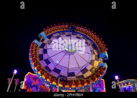 GENUA, ITALIEN, 4. JANUAR 2023 - Karussell im Luna-Park von Genua bei Nacht, Italien. Stockfoto