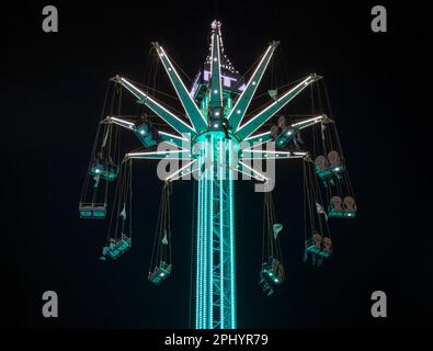 GENUA, ITALIEN, 4. JANUAR 2023 - Karussell im Luna-Park von Genua bei Nacht, Italien. Stockfoto