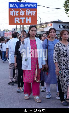 Beawar, Rajasthan, Indien. 27. März 2022. Ärzte und Gesundheitspersonal veranstalten eine Protestkundgebung gegen das Rajasthan-Recht auf Gesundheitsgesetz in Beawar. Der Gesetzentwurf, der am 21. März in der Rajasthan-Versammlung per Stimmabgabe verabschiedet wurde, gibt jedem Bewohner des Staates das Recht auf Notfallbehandlung und -Betreuung „ohne Vorauszahlung der erforderlichen Gebühren oder Gebühren“ durch jede öffentliche Gesundheitseinrichtung, Gesundheitseinrichtung und ausgewiesene Gesundheitszentren. (Kreditbild: © Sumit Saraswat/Pacific Press via ZUMA Press Wire) NUR REDAKTIONELLE VERWENDUNG! Nicht für den kommerziellen GEBRAUCH! Stockfoto