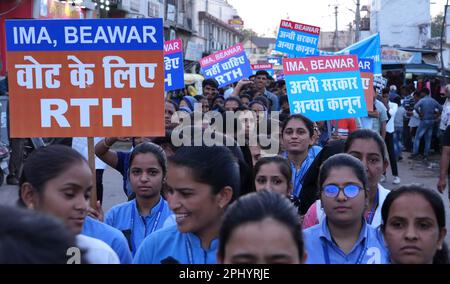 27. März 2022, Beawar, Rajasthan, Indien: Ärzte und Gesundheitspersonal veranstalten eine Protestkundgebung gegen das Rajasthan-Recht auf Gesundheitsgesetz, in Beawar. Der Gesetzentwurf, der am 21. März in der Rajasthan-Versammlung per Stimmabgabe verabschiedet wurde, gibt jedem Bewohner des Staates das Recht auf Notfallbehandlung und -Betreuung „ohne Vorauszahlung der erforderlichen Gebühren oder Gebühren“ durch jede öffentliche Gesundheitseinrichtung, Gesundheitseinrichtung und ausgewiesene Gesundheitszentren. (Kreditbild: © Sumit Saraswat/Pacific Press via ZUMA Press Wire) NUR REDAKTIONELLE VERWENDUNG! Nicht für den kommerziellen GEBRAUCH! Stockfoto