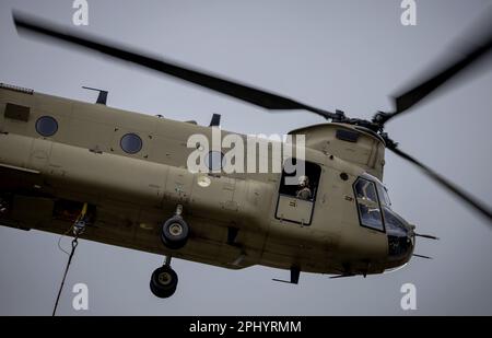 RIJEN - Königin Maxima fliegt während eines Trainings zum Löschen von Waldbränden des Defense Helicopter Command (DHC). Die Schulung wird mit einem Chinook-Transporthubschrauber vom Luftwaffenstützpunkt Gilze-Rijen durchgeführt. ANP ROBIN VAN LONKHUIJSEN niederlande raus - belgien raus Stockfoto