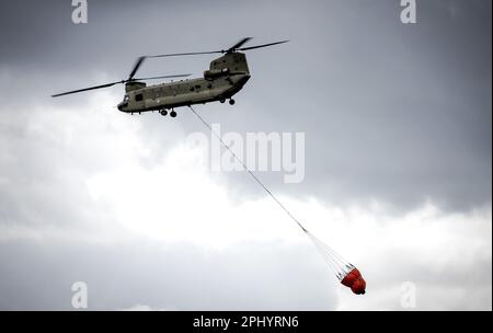 RIJEN - Königin Maxima fliegt während eines Trainings zum Löschen von Waldbränden des Defense Helicopter Command (DHC). Die Schulung wird mit einem Chinook-Transporthubschrauber vom Luftwaffenstützpunkt Gilze-Rijen durchgeführt. ANP ROBIN VAN LONKHUIJSEN niederlande raus - belgien raus Stockfoto