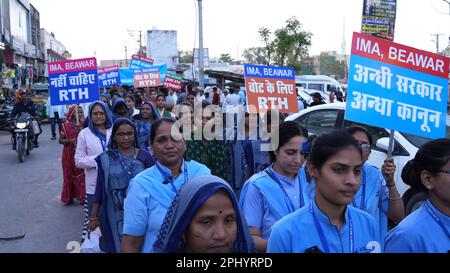 27. März 2022, Beawar, Rajasthan, Indien: Ärzte und Gesundheitspersonal veranstalten eine Protestkundgebung gegen das Rajasthan-Recht auf Gesundheitsgesetz, in Beawar. Der Gesetzentwurf, der am 21. März in der Rajasthan-Versammlung per Stimmabgabe verabschiedet wurde, gibt jedem Bewohner des Staates das Recht auf Notfallbehandlung und -Betreuung „ohne Vorauszahlung der erforderlichen Gebühren oder Gebühren“ durch jede öffentliche Gesundheitseinrichtung, Gesundheitseinrichtung und ausgewiesene Gesundheitszentren. (Kreditbild: © Sumit Saraswat/Pacific Press via ZUMA Press Wire) NUR REDAKTIONELLE VERWENDUNG! Nicht für den kommerziellen GEBRAUCH! Stockfoto