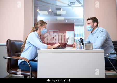 Selbstbewusster Geschäftsmann und Geschäftsfrau unterhalten sich im Konferenzraum Stockfoto