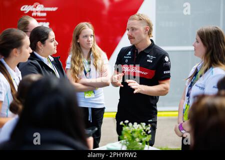 Albert Park, 30. März 2023 Valtteri Bottas (FIN) des Teams Alfa Romeo im Paddock Talking to Girls On Track beim australischen Formel-1-Grand Prix 2023. Corleve/Alamy Live News Stockfoto