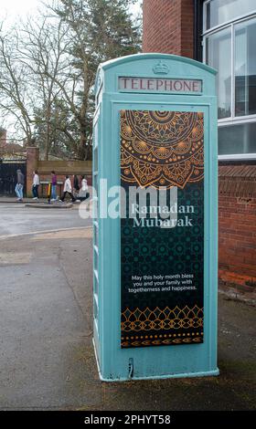 Eton, Windsor, Berkshire, Großbritannien. 30. März 2023. Eine Telefonzelle in der Gemeinschaftsbibliothek vor dem Eton College mit einer religiösen Ramadan-Begrüßungsbotschaft von Ramadan Mubarak, möge dieser heilige Monat Sie und Ihre Familie mit Glück und Gemeinsamkeit segnen. Kredit: Maureen McLean/Alamy Live News Stockfoto