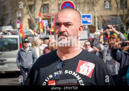 Marseille, Frankreich. 23. März 2023. Der Generalsekretär des Ministerialverbandes des Allgemeinen Arbeitsbundes (CGT) von Bouches-du-Rhône, Olivier Mateu, wurde während einer Demonstration in Marseille gesehen. Der 53. Kongress der CGT muss den Nachfolger von Philippe MARTINEZ, dem derzeitigen Generalsekretär der CGT-Gewerkschaft (General Confederation of Labour), wählen. Olivier Mateu ist Kandidat und Unterstützer einer harten und radikalen Linie. Kredit: SOPA Images Limited/Alamy Live News Stockfoto