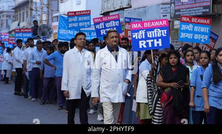 Beawar, Rajasthan, Indien. 27. März 2022. Ärzte und Gesundheitspersonal veranstalten eine Protestkundgebung gegen das Rajasthan-Recht auf Gesundheitsgesetz in Beawar. Der Gesetzentwurf, der am 21. März in der Rajasthan-Versammlung per Stimmabgabe verabschiedet wurde, gibt jedem Bewohner des Staates das Recht auf Notfallbehandlung und -Betreuung „ohne Vorauszahlung der erforderlichen Gebühren oder Gebühren“ durch jede öffentliche Gesundheitseinrichtung, Gesundheitseinrichtung und ausgewiesene Gesundheitszentren. (Kreditbild: © Sumit Saraswat/Pacific Press via ZUMA Press Wire) NUR REDAKTIONELLE VERWENDUNG! Nicht für den kommerziellen GEBRAUCH! Stockfoto