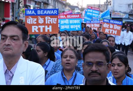 Beawar, Rajasthan, Indien. 27. März 2022. Ärzte und Gesundheitspersonal veranstalten eine Protestkundgebung gegen das Rajasthan-Recht auf Gesundheitsgesetz in Beawar. Der Gesetzentwurf, der am 21. März in der Rajasthan-Versammlung per Stimmabgabe verabschiedet wurde, gibt jedem Bewohner des Staates das Recht auf Notfallbehandlung und -Betreuung „ohne Vorauszahlung der erforderlichen Gebühren oder Gebühren“ durch jede öffentliche Gesundheitseinrichtung, Gesundheitseinrichtung und ausgewiesene Gesundheitszentren. (Kreditbild: © Sumit Saraswat/Pacific Press via ZUMA Press Wire) NUR REDAKTIONELLE VERWENDUNG! Nicht für den kommerziellen GEBRAUCH! Stockfoto