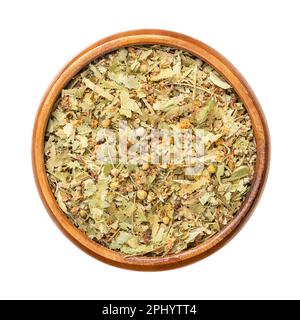 Getrocknete Lindenblumen, in einer Holzschüssel. Blüten, Früchte und Armblätter des großblättrigen Linden- oder Limettenbaums, Tilia platyphyllos. Kräutertee. Stockfoto