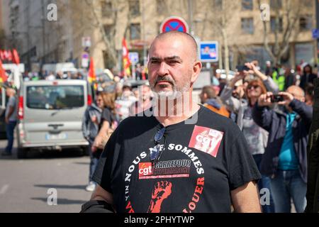 Marseille, Frankreich. 23. März 2023. Der Generalsekretär des Ministerialverbandes des Allgemeinen Arbeitsbundes (CGT) von Bouches-du-Rhône, Olivier Mateu, wurde während einer Demonstration in Marseille gesehen. Der 53. Kongress der CGT muss den Nachfolger von Philippe MARTINEZ, dem derzeitigen Generalsekretär der CGT-Gewerkschaft (General Confederation of Labour), wählen. Olivier Mateu ist Kandidat und Unterstützer einer harten und radikalen Linie. (Foto: Denis Thaust/SOPA Images/Sipa USA) Guthaben: SIPA USA/Alamy Live News Stockfoto