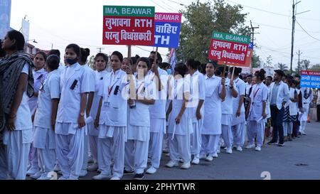 Beawar, Rajasthan, Indien. 27. März 2022. Ärzte und Gesundheitspersonal veranstalten eine Protestkundgebung gegen das Rajasthan-Recht auf Gesundheitsgesetz in Beawar. Der Gesetzentwurf, der am 21. März in der Rajasthan-Versammlung per Stimmabgabe verabschiedet wurde, gibt jedem Bewohner des Staates das Recht auf Notfallbehandlung und -Betreuung „ohne Vorauszahlung der erforderlichen Gebühren oder Gebühren“ durch jede öffentliche Gesundheitseinrichtung, Gesundheitseinrichtung und ausgewiesene Gesundheitszentren. (Kreditbild: © Sumit Saraswat/Pacific Press via ZUMA Press Wire) NUR REDAKTIONELLE VERWENDUNG! Nicht für den kommerziellen GEBRAUCH! Stockfoto