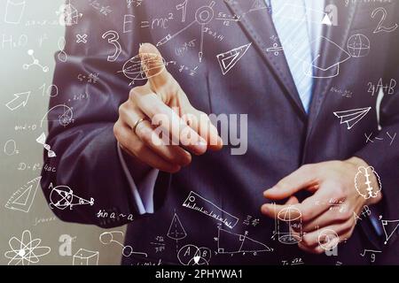 Schüler oder Lehrer mit mathematischen und wissenschaftlichen Formeln. Bildungskonzepte. Symbole und Gleichungen auf einer virtuellen Schnittstelle. Doppelte Belichtung Stockfoto